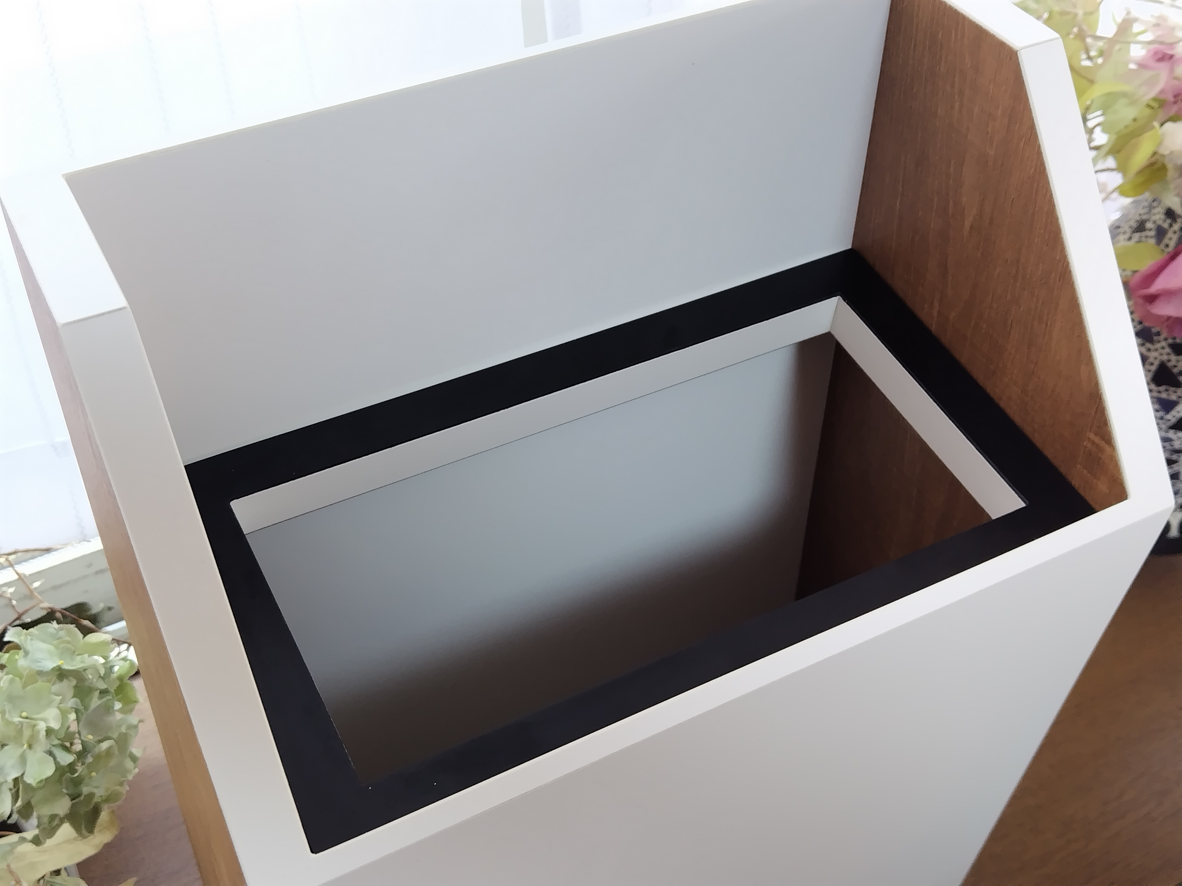 ホワイト×木目柄のシンプルなダストBOX(木製、メラミン仕上げ)