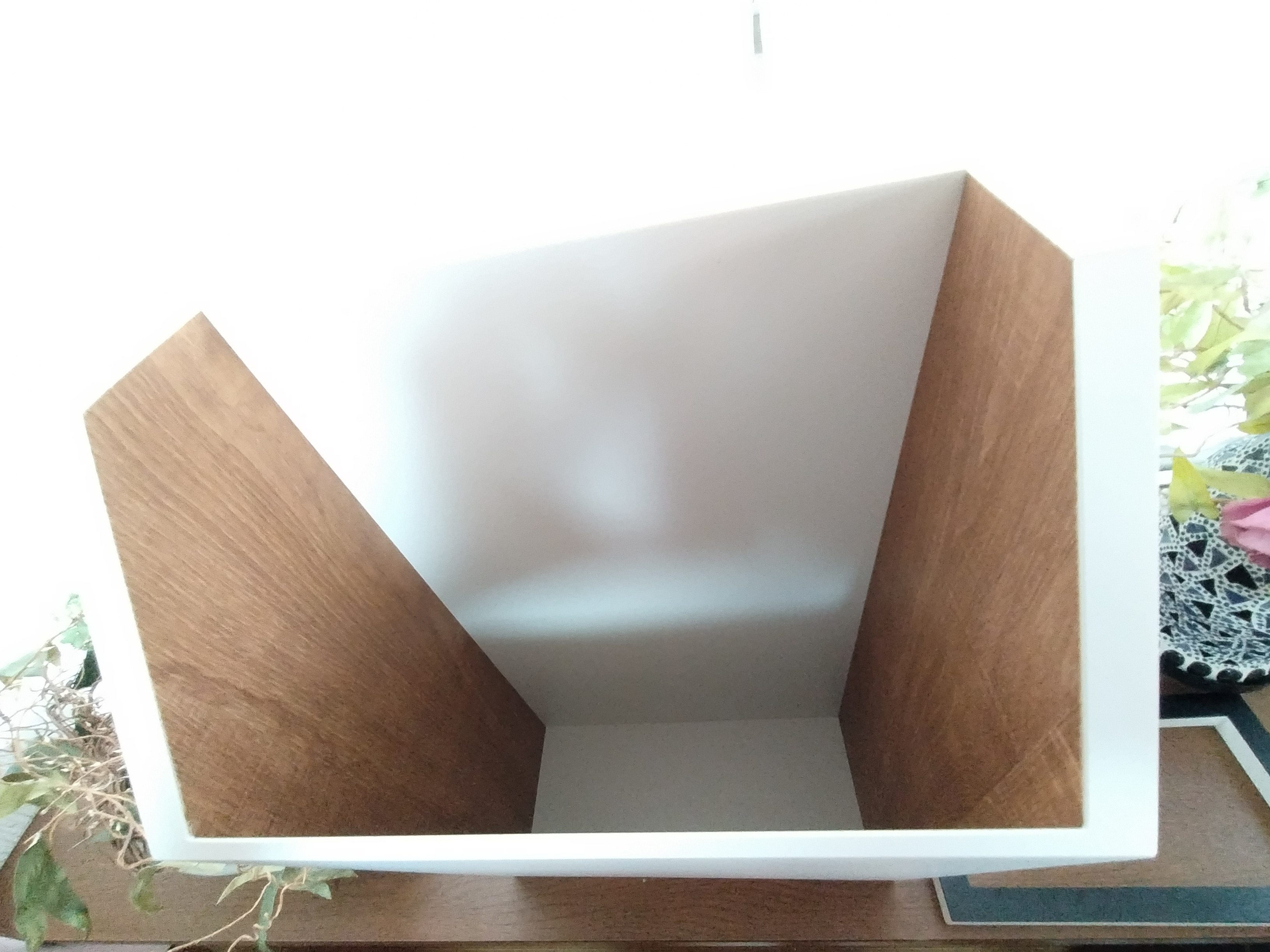 ホワイト×木目柄のシンプルなダストBOX(木製、メラミン仕上げ)