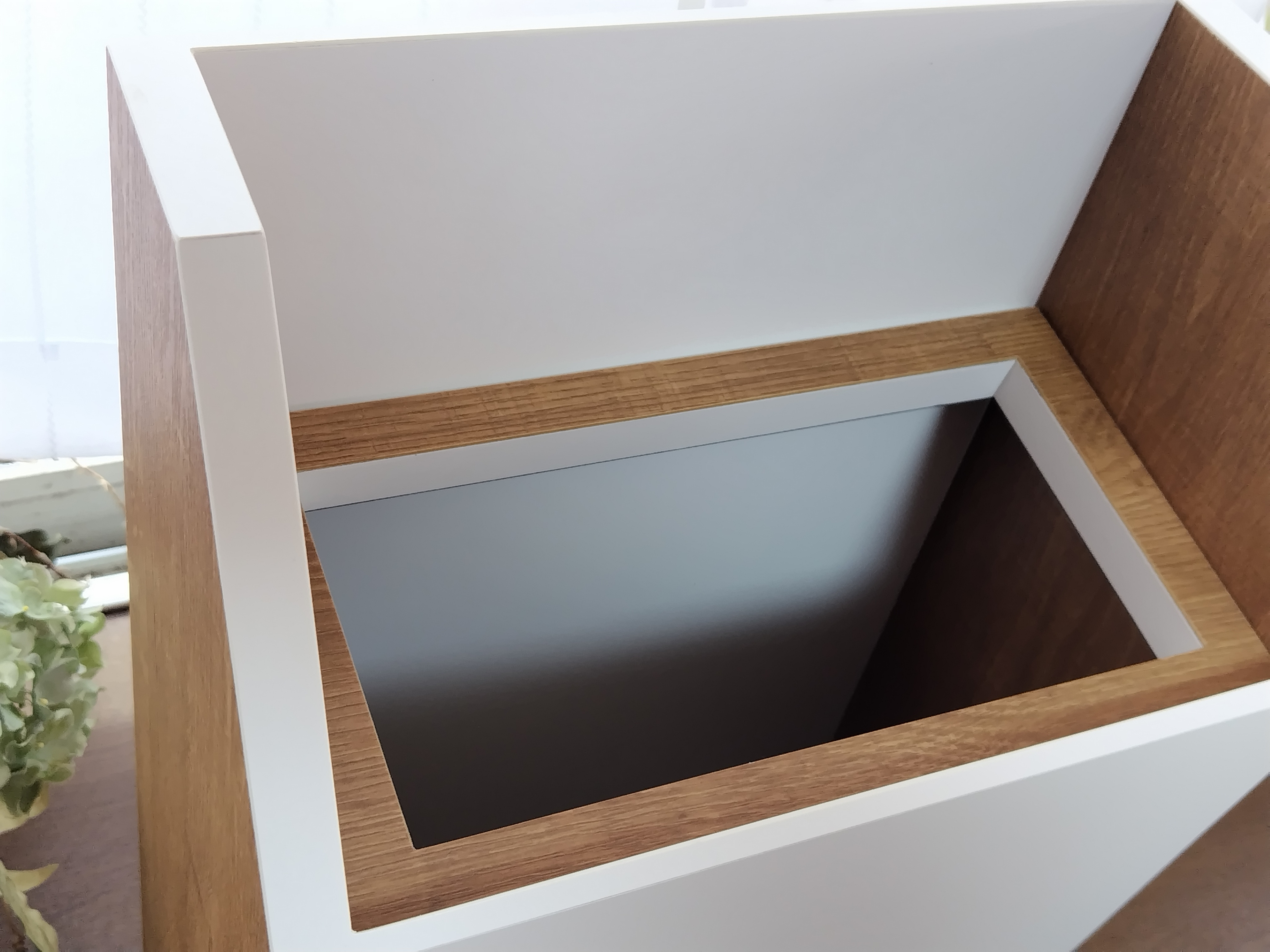 ホワイト×木目柄のシンプルなダストBOX(木製、メラミン仕上げ)