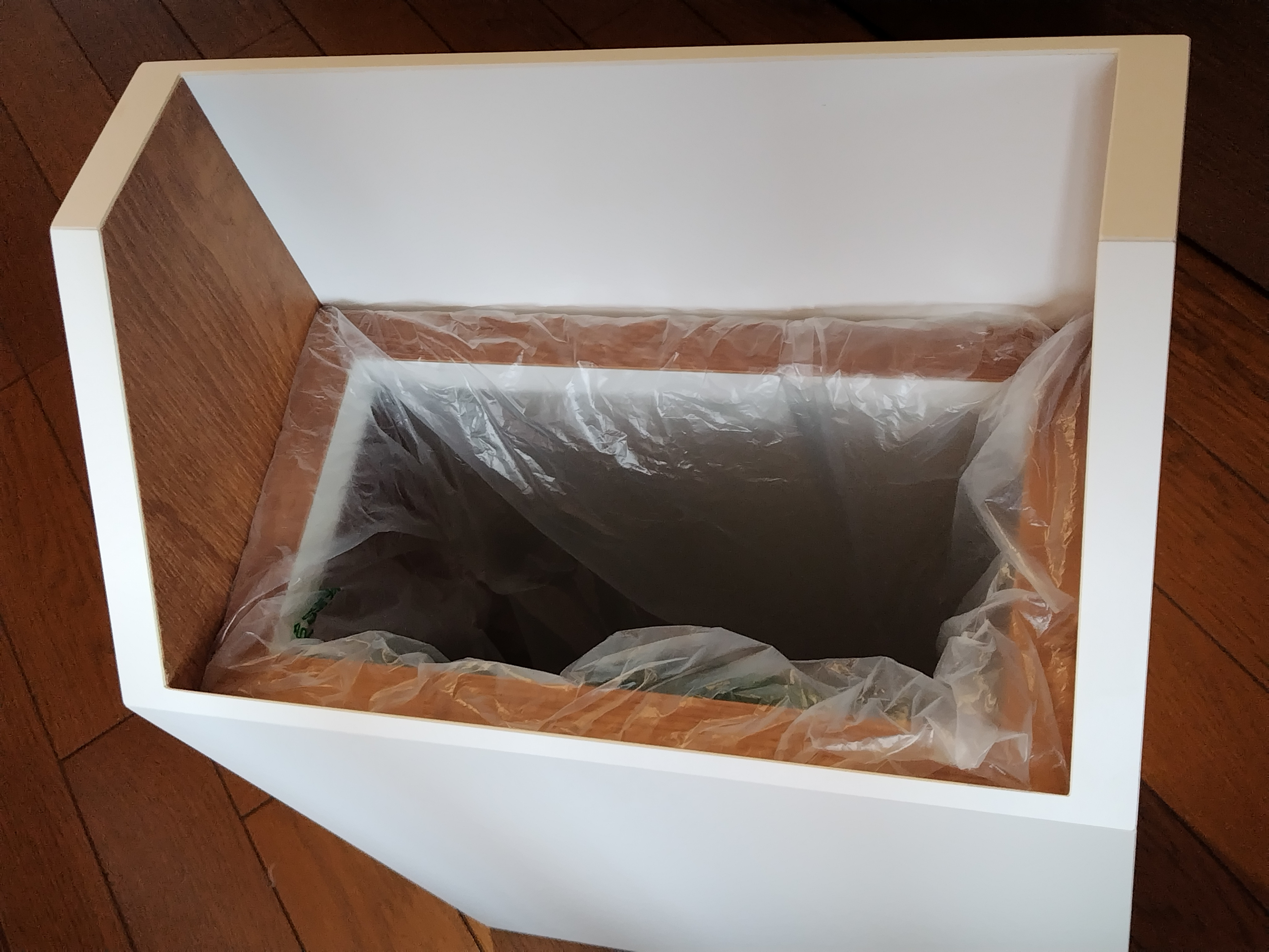 ホワイト×木目柄のシンプルなダストBOX(木製、メラミン仕上げ)