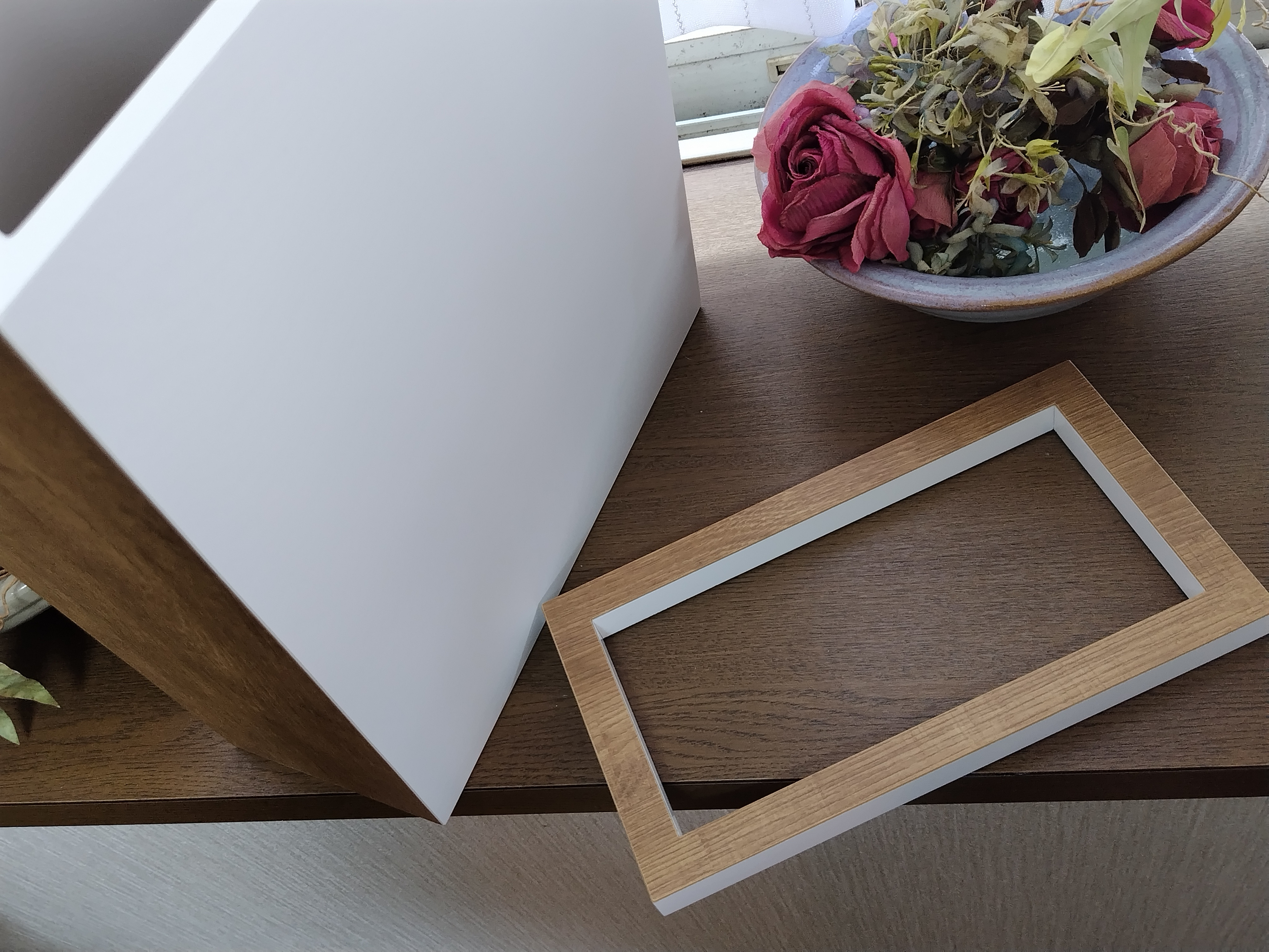 ホワイト×木目柄のシンプルなダストBOX(木製、メラミン仕上げ)