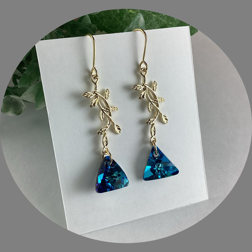 Swarovskiスワロフスキーキラキラストーントライアングルピアス