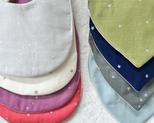 【名入れオーダー】星空と流れ星のきらきら刺繍スタイ プレーンスタイ シェルピンク / 名入れ刺繍可 – 10mois 公式
