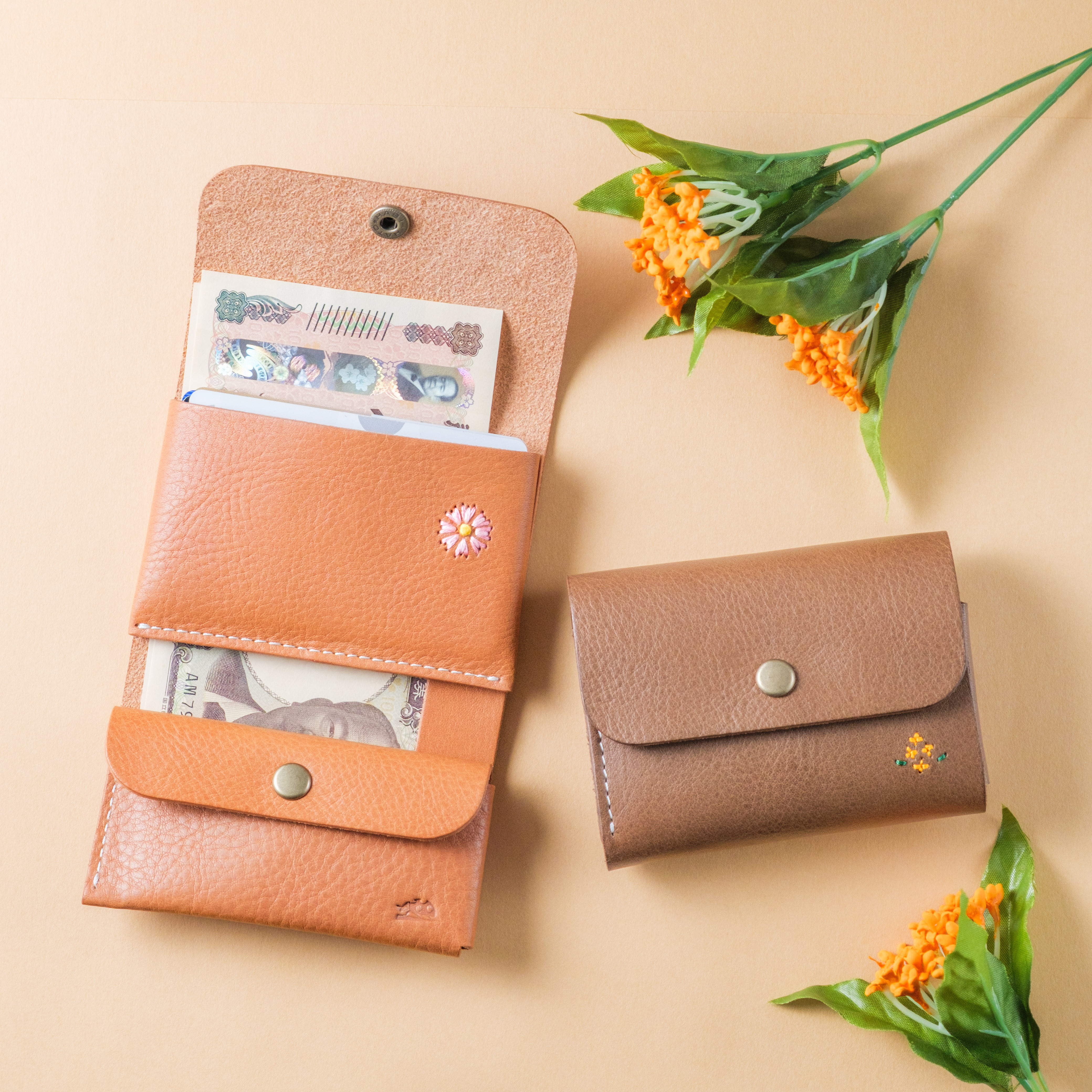 名入れ◎刺繍の有無が選べるお札を折らない可愛い三つ折りミニ財布/お札が折れない/レザー本革/革財布/キャメル/トープ