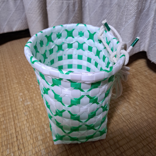 ＰＰバンドで作る作業、収穫用の プラカゴ（はけご） PPバンドかご(模様編み はけご ミニ)、収穫かご、プラカゴ 模様c-白-緑