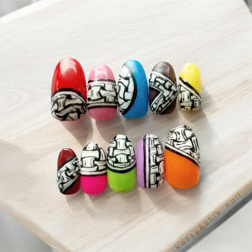 ネイルチップ 〜 ギプス 〜 カラフル ポップ 白 黒 赤 ピンク 水色 茶