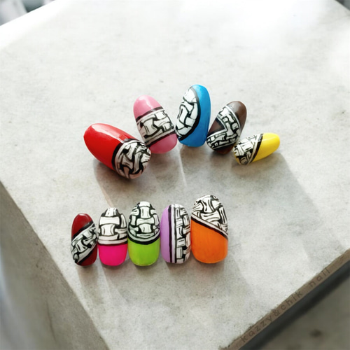 ネイルチップ 〜 ギプス 〜 カラフル ポップ 白 黒 赤 ピンク 水色 茶