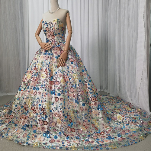 送料無料！カラードレス キラキラスパンコール 花柄のモチーフ刺繍が