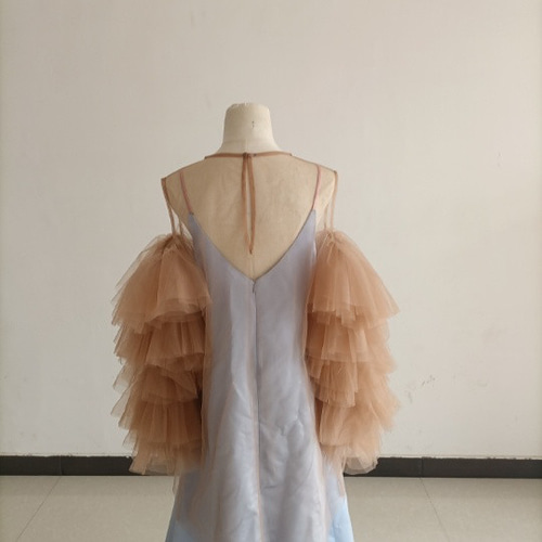 抜群のおしゃれ見えパーティードレス 水色 トレーン シアーな美しさ  