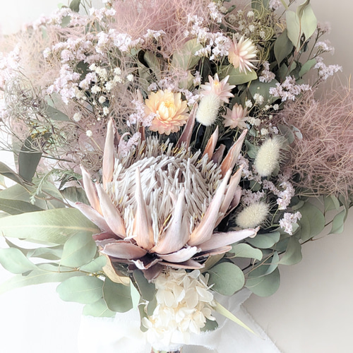 プロテアニオベとスターチスの ナチュラル春色スワッグ・ブーケ (36