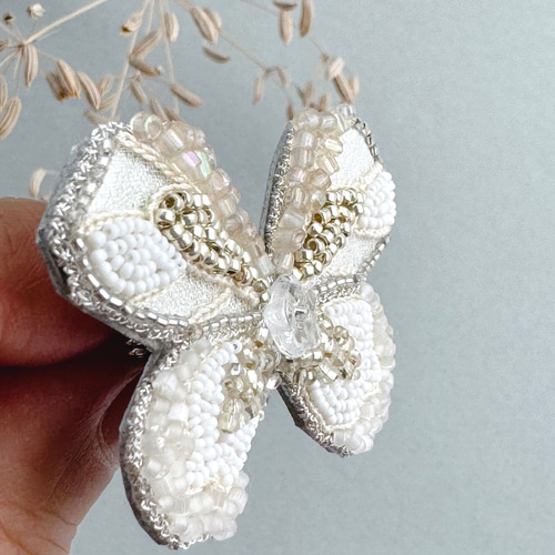 蝶々ブローチ(オフホワイト) オートクチュールビーズ刺繍