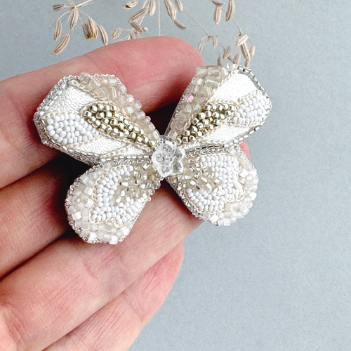 蝶々ブローチ(オフホワイト) オートクチュールビーズ刺繍