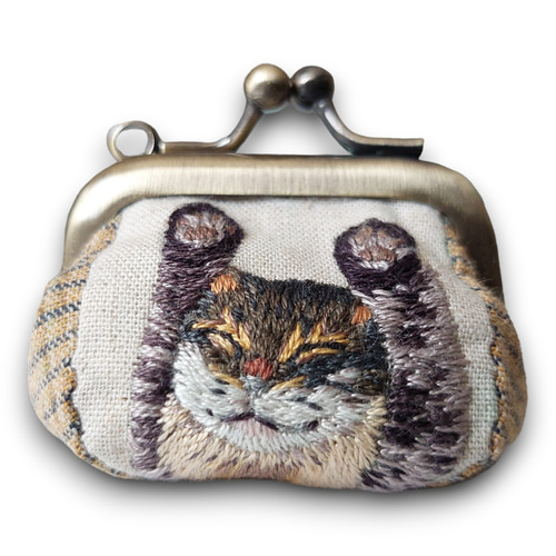 手のひらサイズのミニがま口財布（ 両手を上げたサビ猫の手刺繍