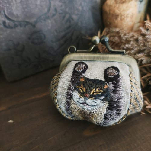手のひらサイズのミニがま口財布（ 両手を上げたサビ猫の手刺繍