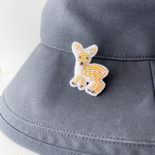 振り向き小鹿のビーズ刺繍 ブローチ/キーホルダー/バッグ