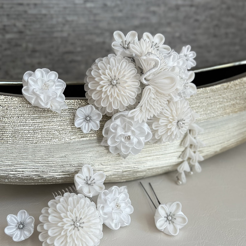 つまみ細工の髪飾り 白 ホワイト 銀 シルバー 鶴に菊 椿 桜 梅 つまみ細工の髪飾り 白 ホワイト 銀 シルバー 鶴に菊 椿 桜 梅