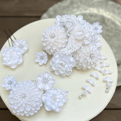 つまみ細工の髪飾り 白 ホワイト 銀 シルバー 鶴に菊 椿 桜 梅