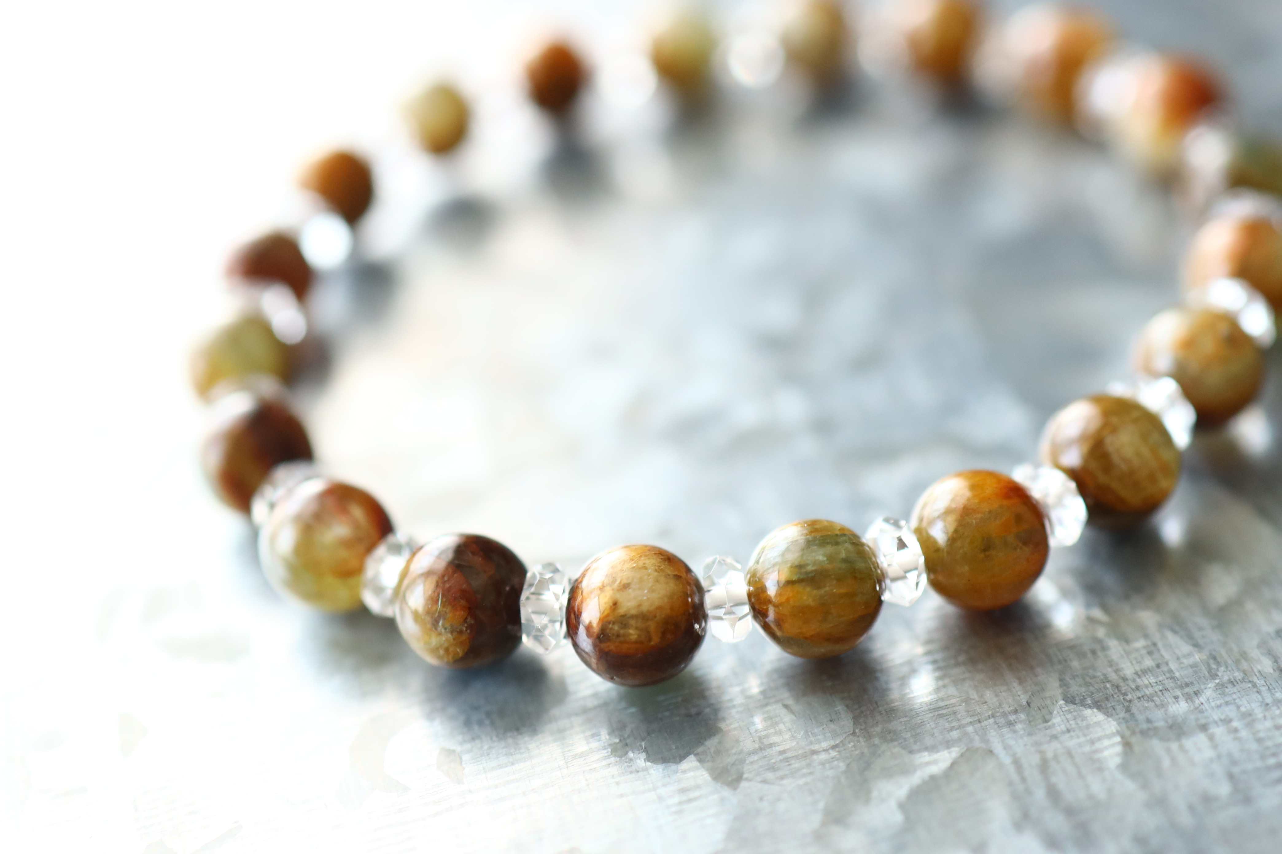 …☆スーパープレミアムブレス☆…☆藍晶石☆カイヤナイト（レッドゴールデンカラー）：約7ミリ＆水晶☆…☆天然石☆…