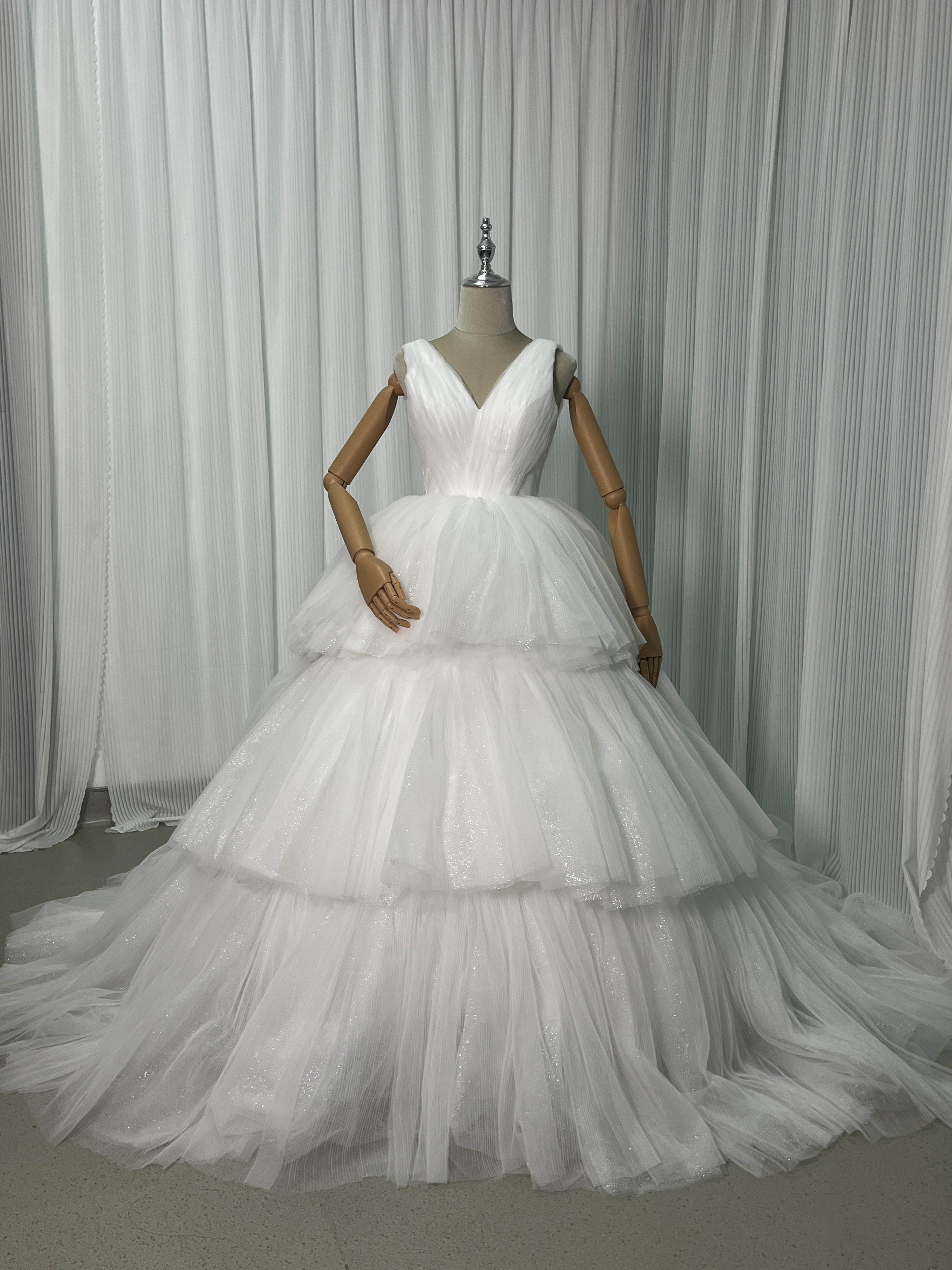 送料無料！ウェディングドレス キラキラグリッターチュール プリーツドレス Vネックドレス 绮丽な フレアスカート