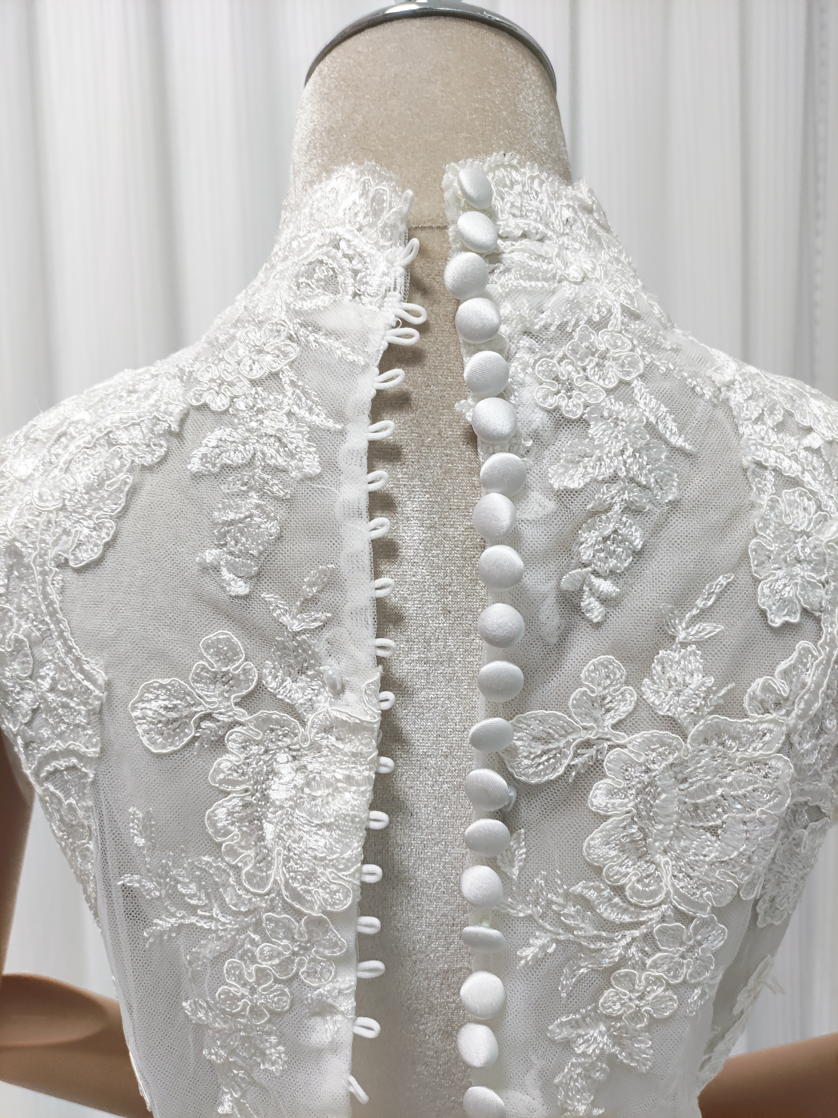 送料無料！ウエディングドレス ボレロ 咲き誇る透け花レース ハイネック くるみボタン  花嫁