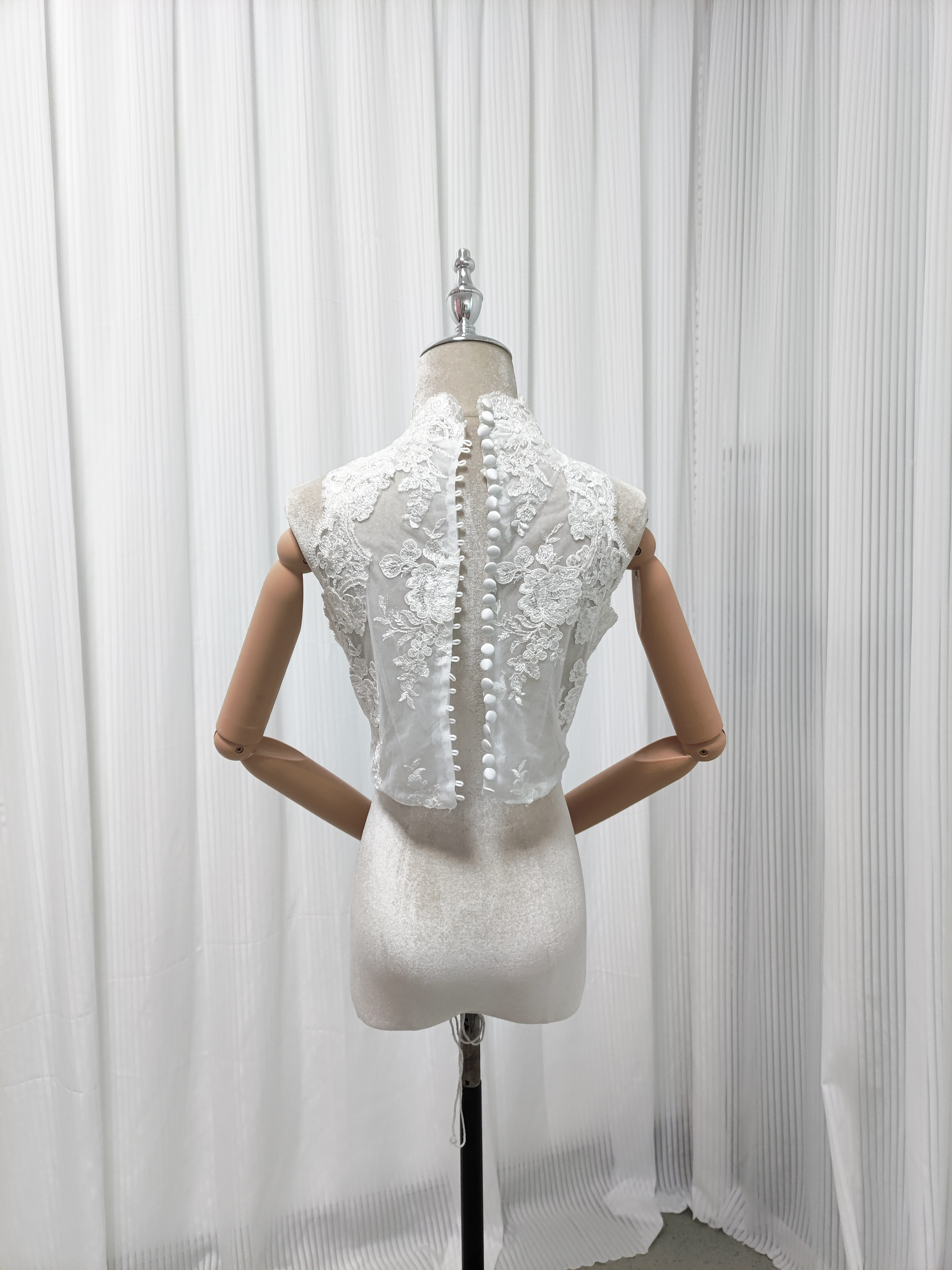 送料無料！ウエディングドレス ボレロ 咲き誇る透け花レース ハイネック くるみボタン  花嫁