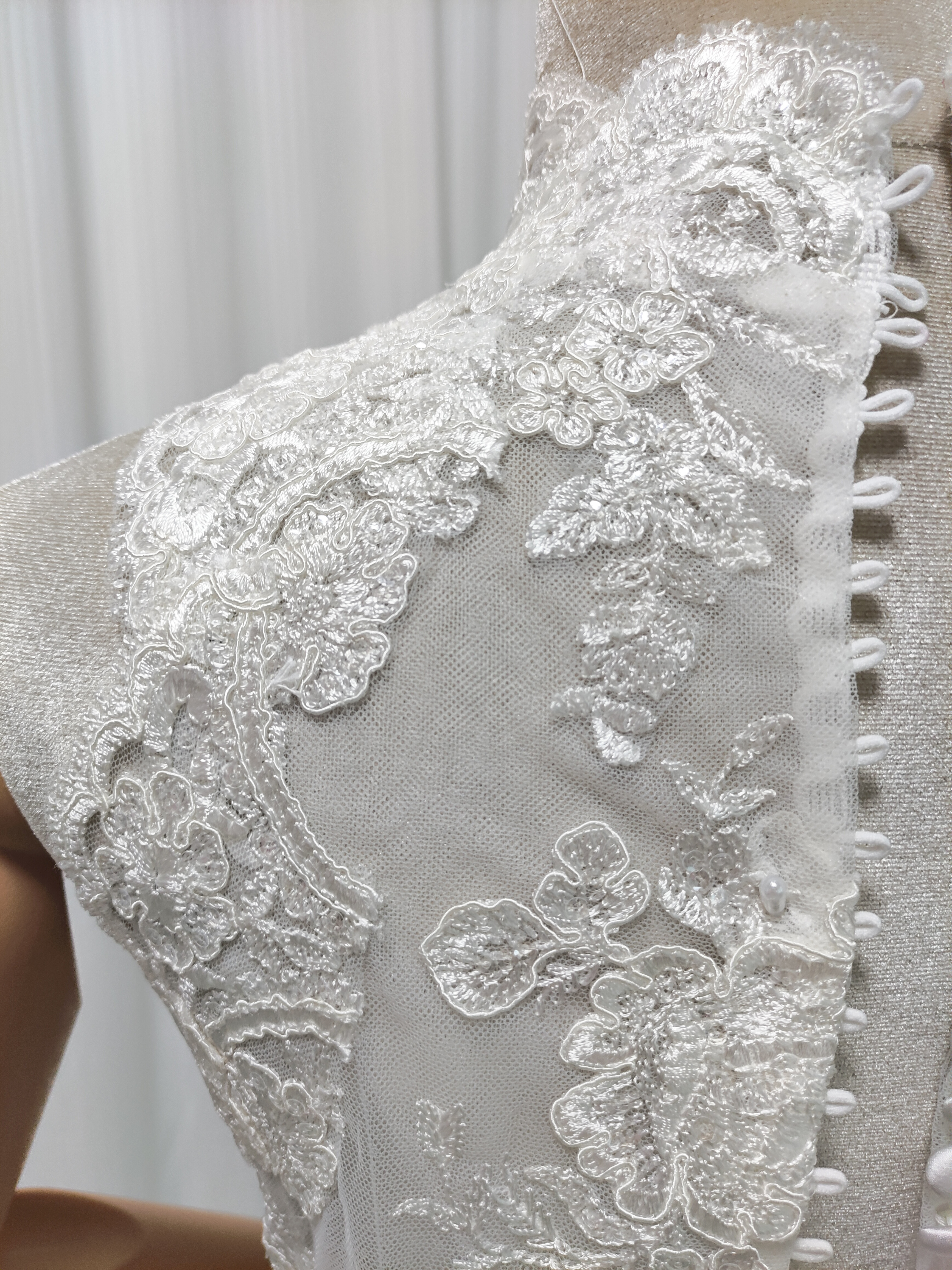 送料無料！ウエディングドレス ボレロ 咲き誇る透け花レース ハイネック くるみボタン  花嫁