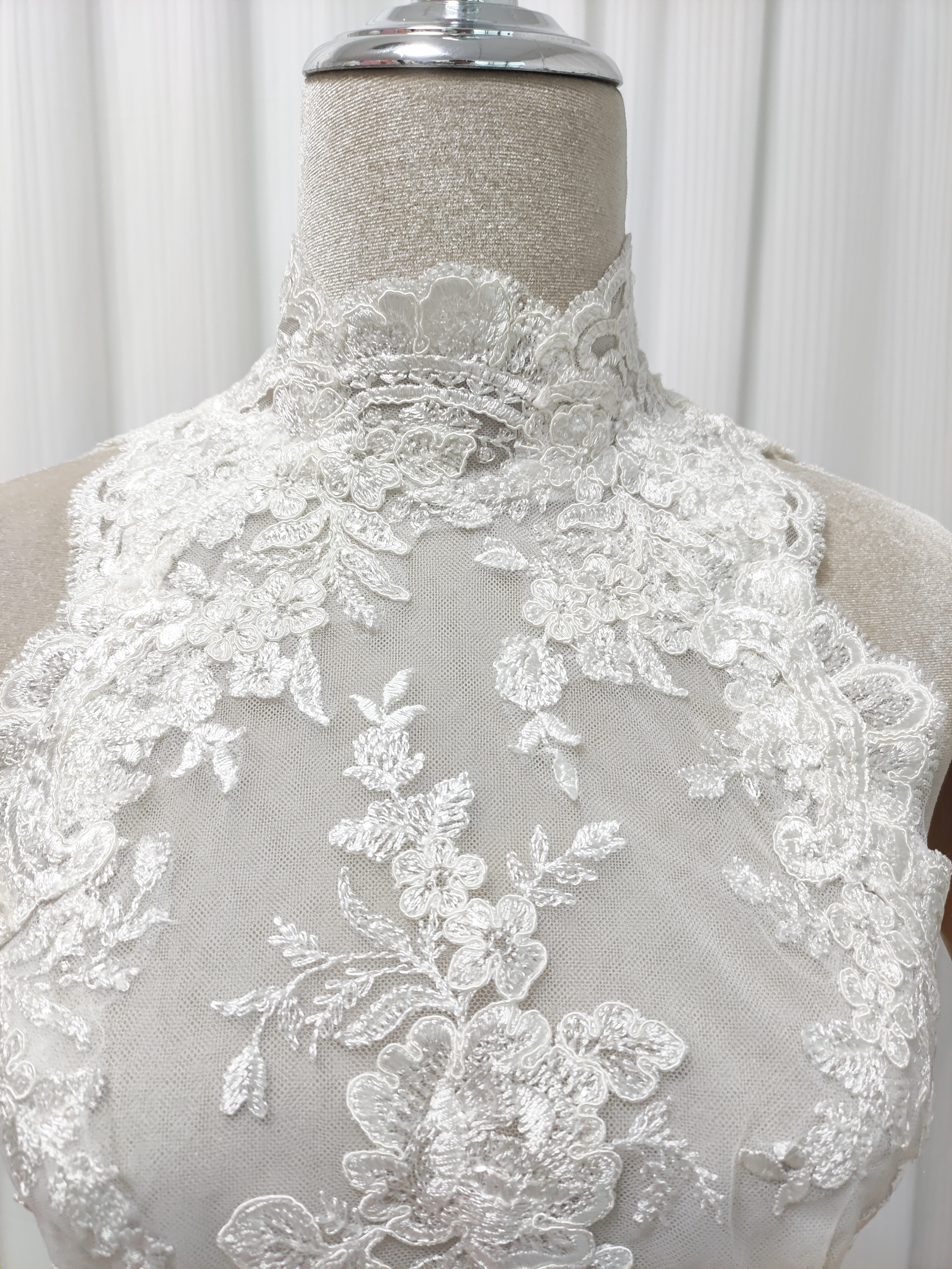 送料無料！ウエディングドレス ボレロ 咲き誇る透け花レース ハイネック くるみボタン  花嫁