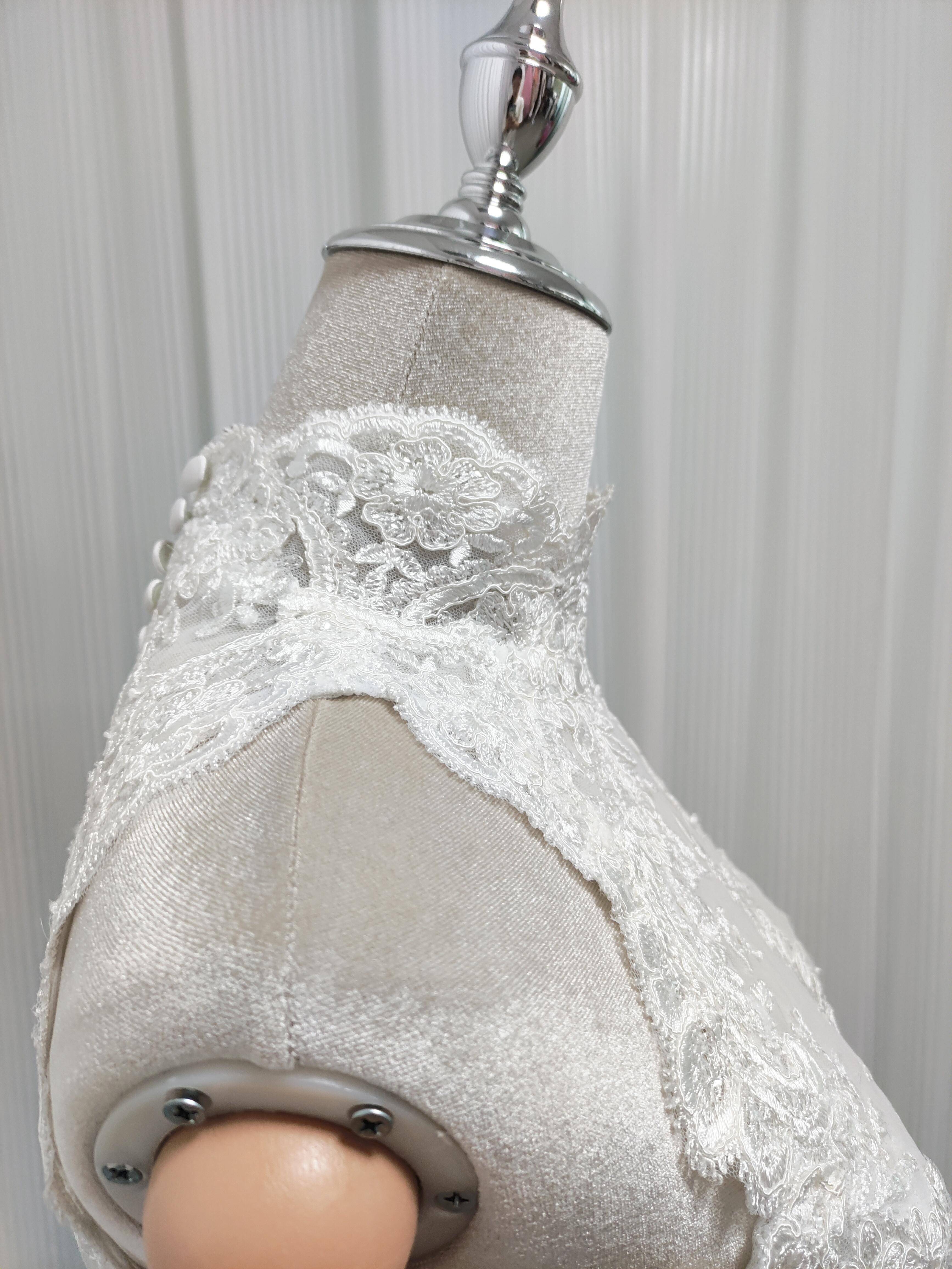 送料無料！ウエディングドレス ボレロ 咲き誇る透け花レース ハイネック くるみボタン  花嫁