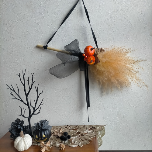 秋の便りの壁掛けタペストリー　ワイルドフラワー　パンパスグラス 秋のふわふわ ほうきスワッグ ハロウィン パンパスグラス 壁掛け