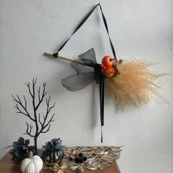 秋のふわふわ ほうきスワッグ ハロウィン パンパスグラス 壁掛け