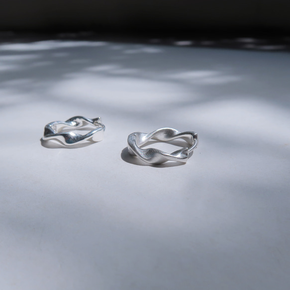 925純銀 緞帶 旋轉紋 亮霧面 易扣 耳環 耳夾 一對 免費包裝 第2張的照片