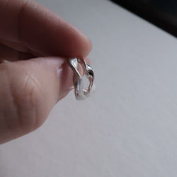 925純銀 緞帶 旋轉紋 亮霧面 易扣 耳環 耳夾 一對 免費包裝 第5張的照片