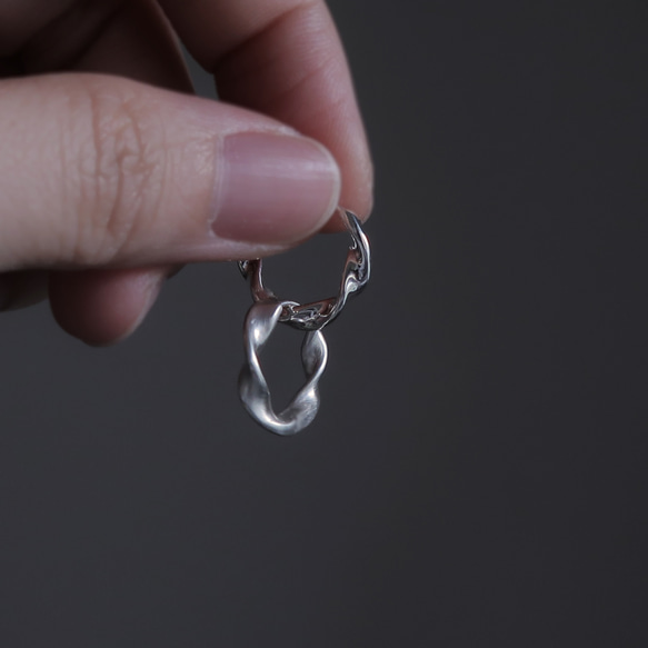 925純銀 緞帶 旋轉紋 亮霧面 易扣 耳環 耳夾 一對 免費包裝 第1張的照片