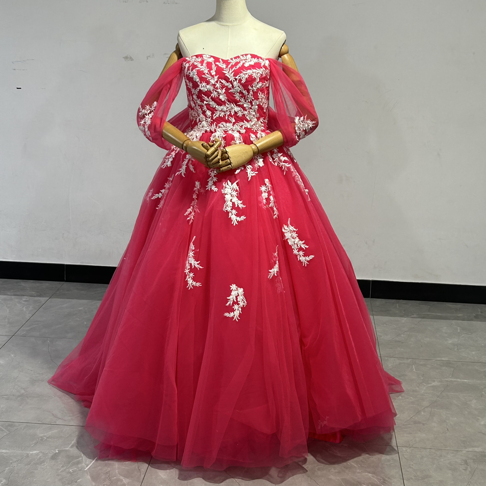 カラードレス ビビッドピンク オフショルダー 繊細レース バックリボン 華やか 披露宴