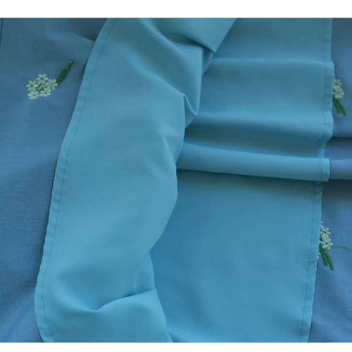 可憐なフラワー刺繍生地 レースとくるみボタンのロングワンピース