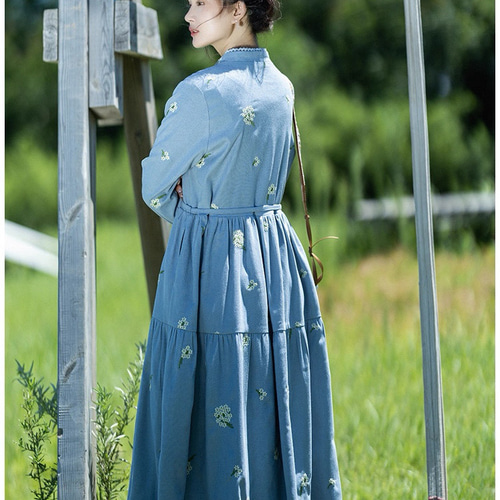 可憐なフラワー刺繍生地 レースとくるみボタンのロングワンピース