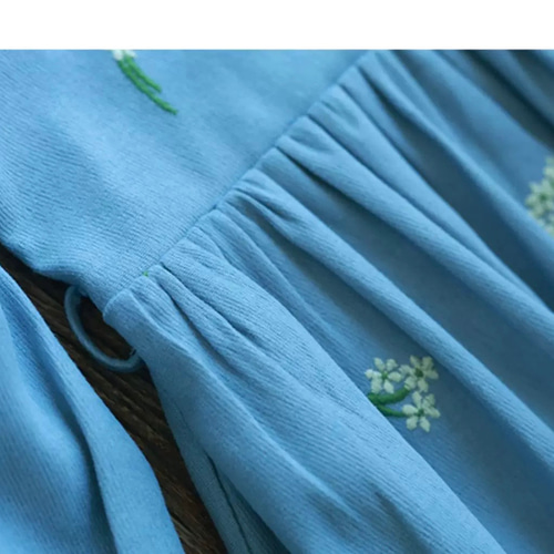 可憐なフラワー刺繍生地 レースとくるみボタンのロングワンピース