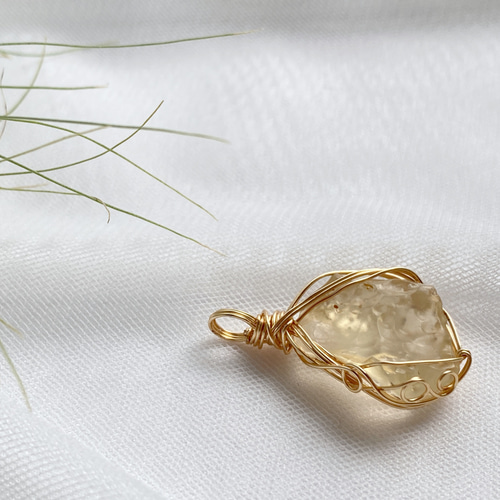 マジカルな隕石由来の天然ガラス リビアングラス ペントップ