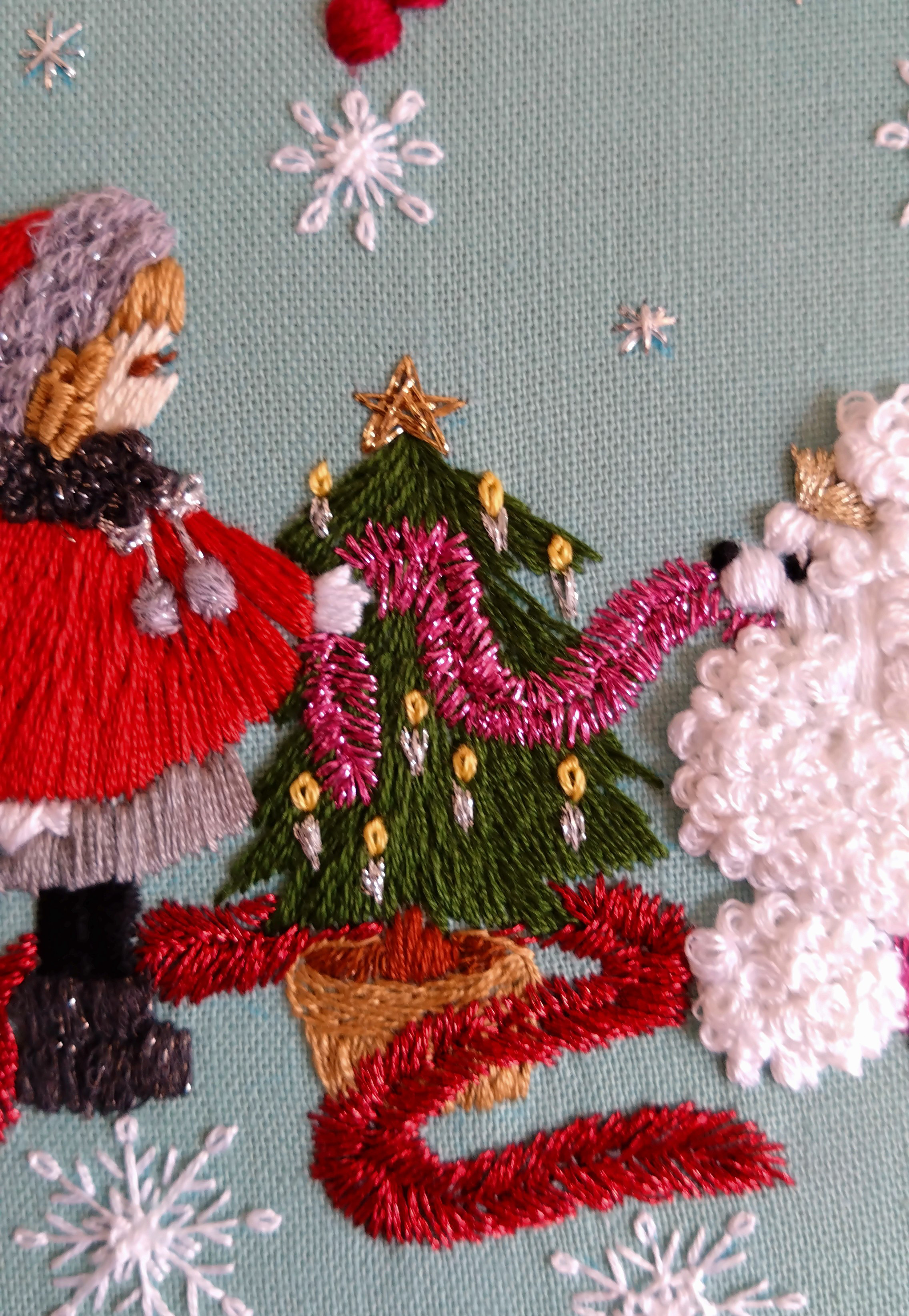 クリスマス刺繍飾り・白いプードルさんと赤いケープの女の子