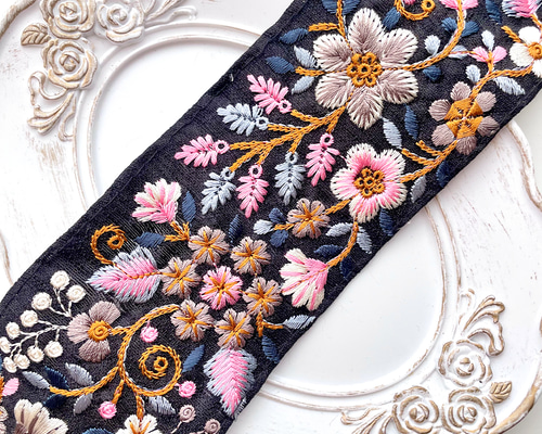 Yuu☆インド刺繍リボン 497 【 幅：6.5cm 】 インド刺繍リボン ブラック 布地 ピンク