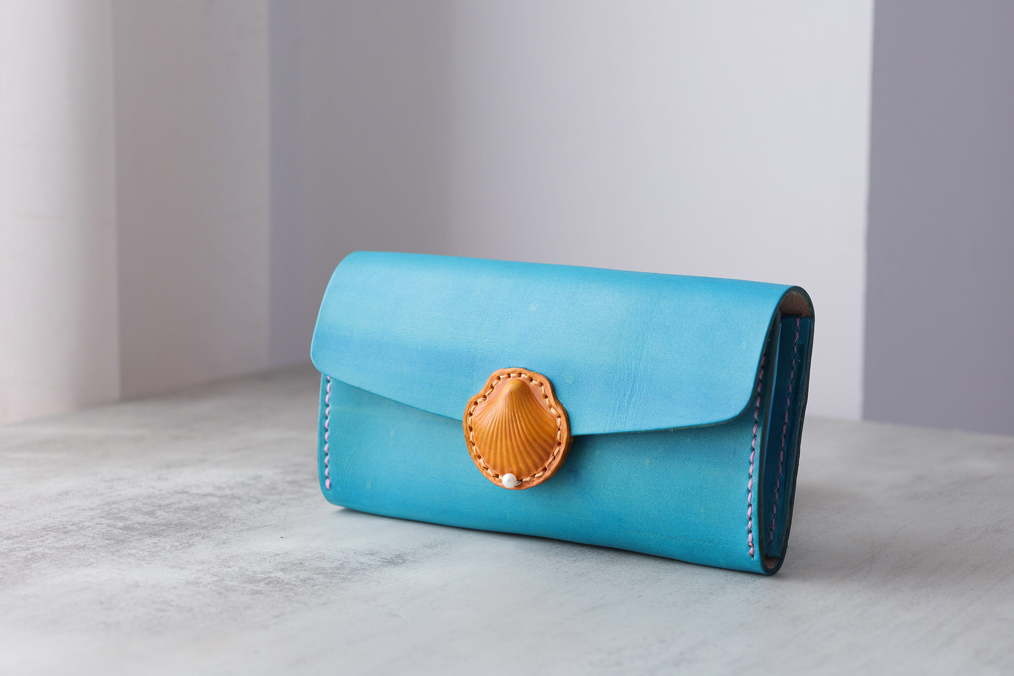 手作りの立体貝殻が輝く、真珠付き長財布