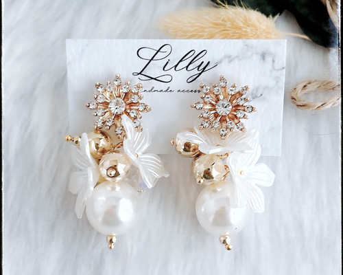 大ぶりピアス/ビジュー/花/パール/ゴールド/揺れる/ピアス イヤリング