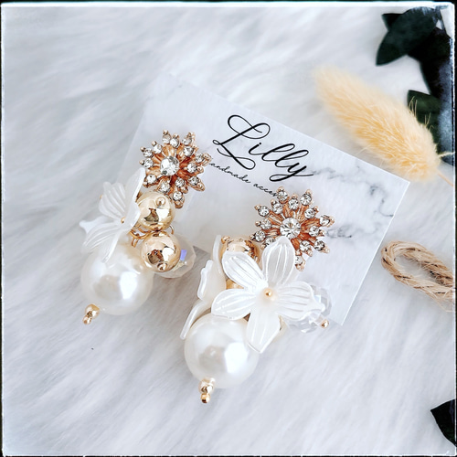 大ぶりピアス/ビジュー/花/パール/ゴールド/揺れる/ピアス イヤリング