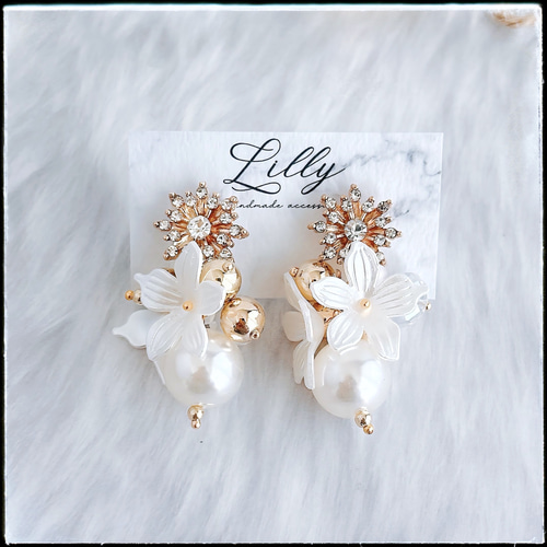 大ぶりピアス/ビジュー/花/パール/ゴールド/揺れる/ピアス イヤリング