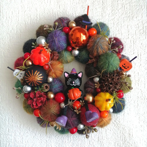 カラフルでほっこり☆毛糸玉のハロウィンリース(黒猫) リース Allium