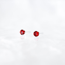 【希少石アンデシンのシンプルな一粒スタッドピアス】赤/4mm/天然石/サージカルステンレス/つけっぱなしok 2枚目の画像
