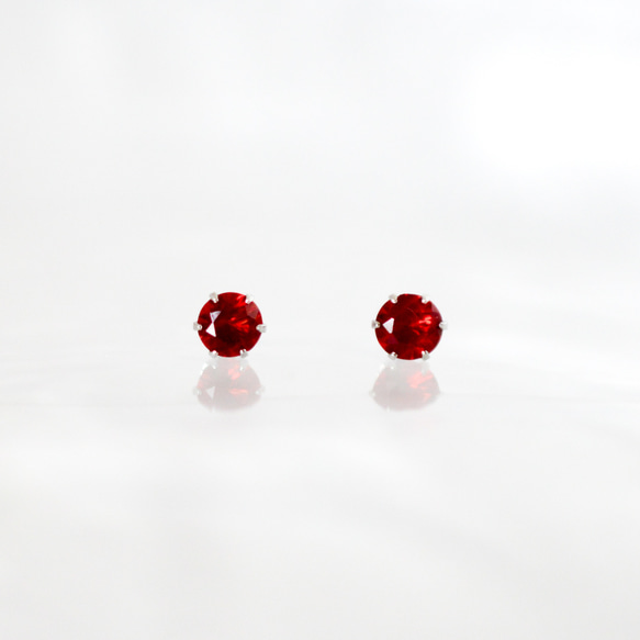 【希少石アンデシンのシンプルな一粒スタッドピアス】赤/4mm/天然石/サージカルステンレス/つけっぱなしok 1枚目の画像
