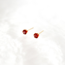 【希少石アンデシンのシンプルな一粒スタッドピアス】赤/4mm/天然石/サージカルステンレス/つけっぱなしok 6枚目の画像