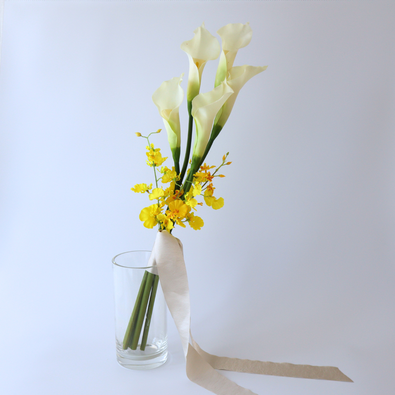 白いエレガントなカラーに黄色のオランジュームを合わせたエレガンなウェディングブーケ　アーティフィシャルフラワー　高級造花