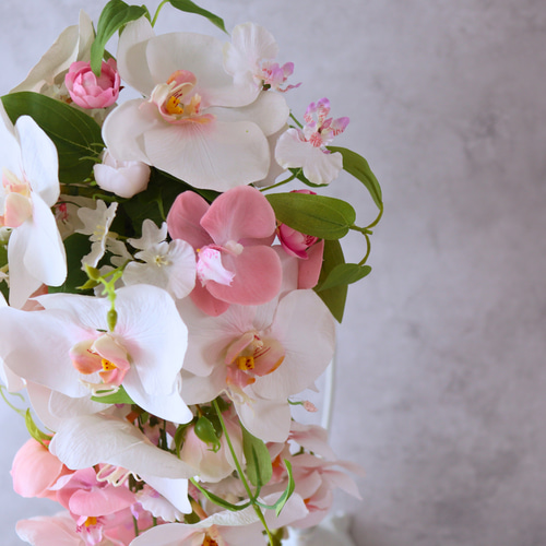 ほんのりピンクの胡蝶蘭キャスケードブーケ 透明感 アーティフィシャル
